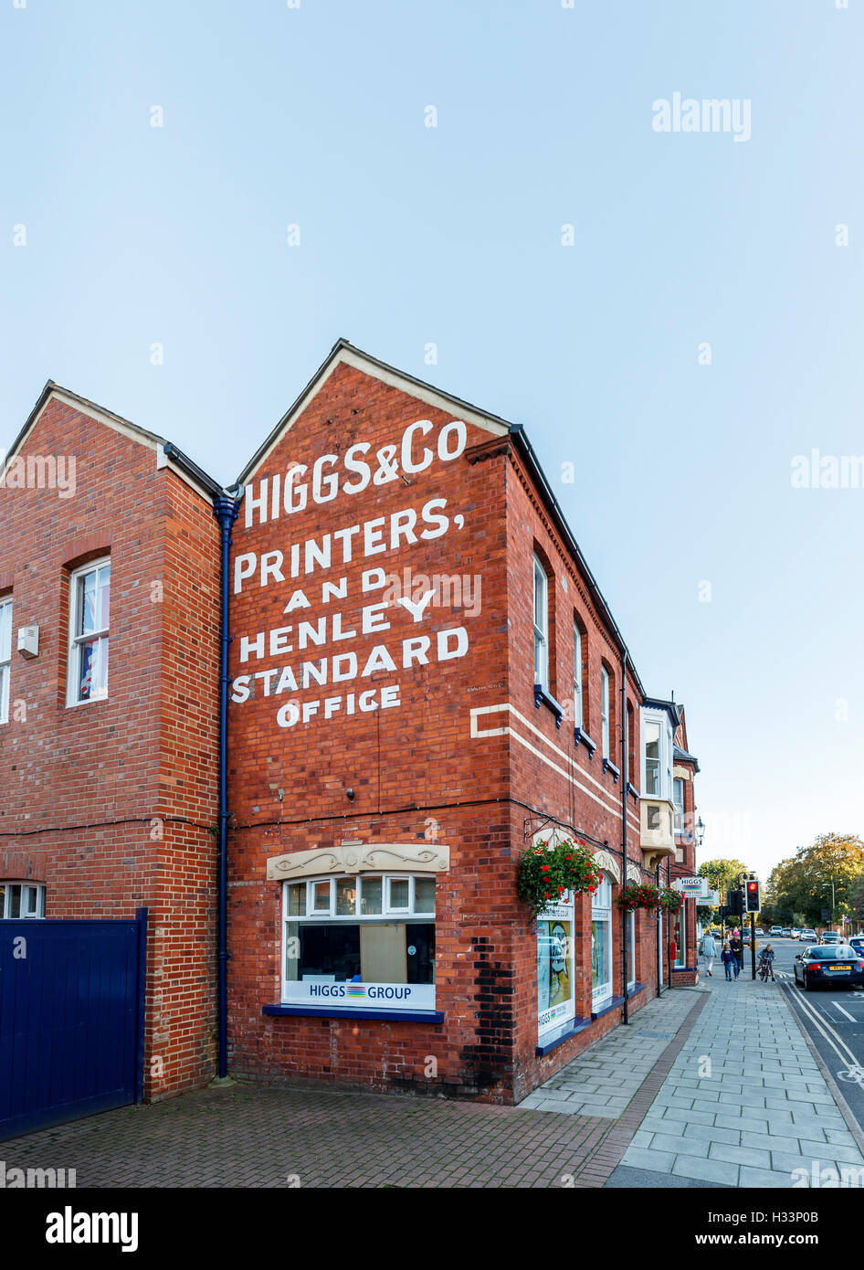 Name gemalt an der Wand des Büros der Higgs & Co und der Lokalzeitung Henley Standard, Henley on Thames, Oxfordshire Stockfoto