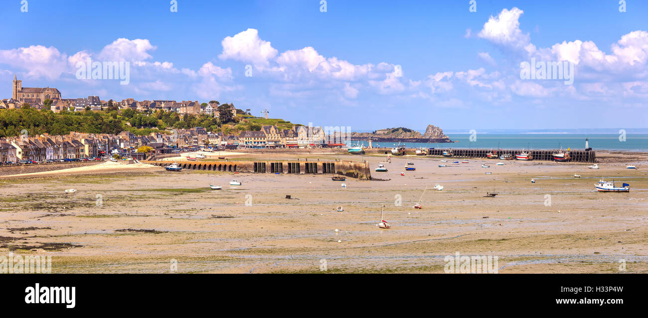 Ebbe in Cancale Dorf und Fischereihafen. Steg und Boot. Bretagne, Frankreich. Europa. Stockfoto