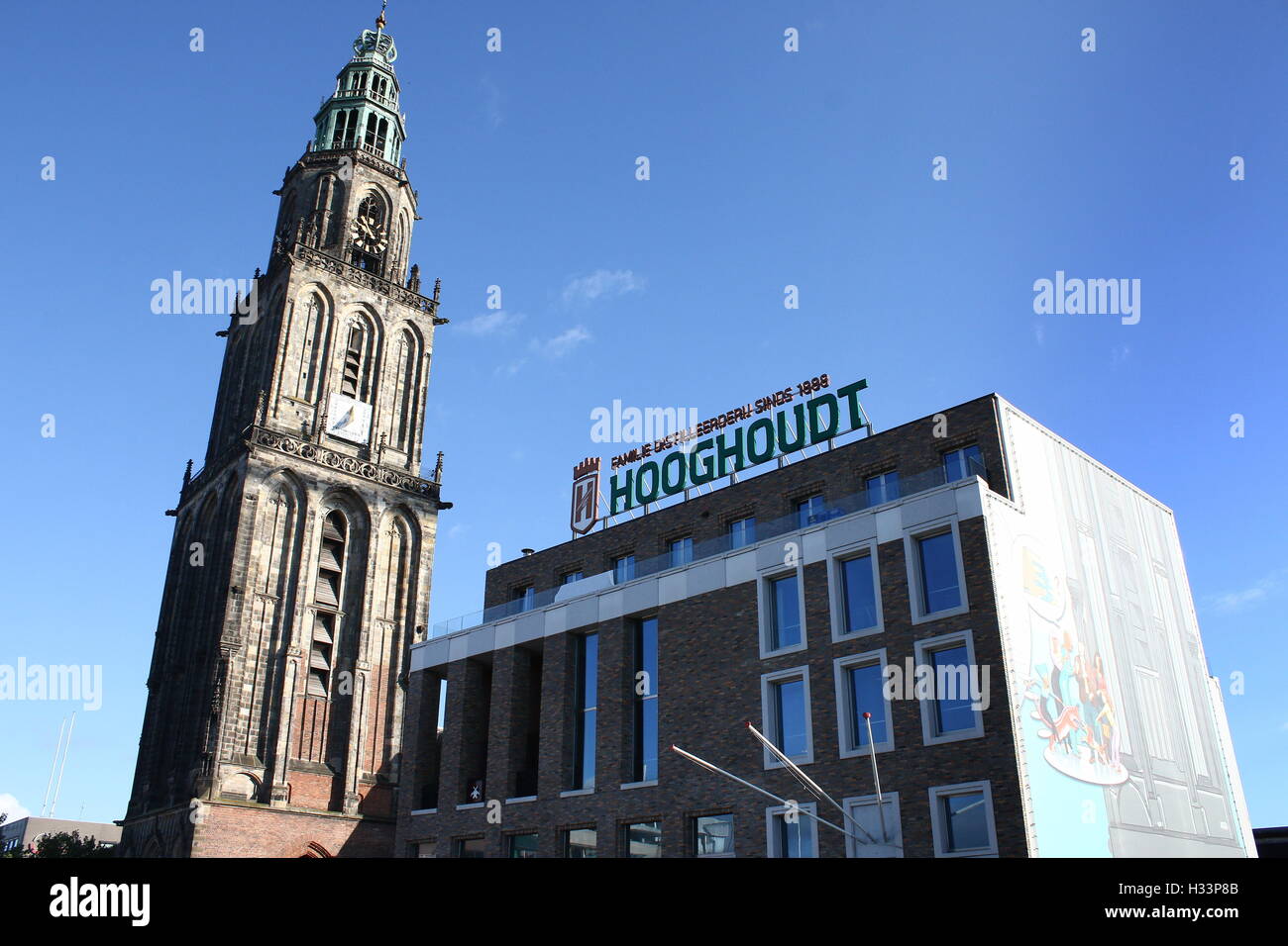 Gesellschaft bauen Mutua Fides, Student Association Vindicat erfand Polit, Grote Markt, Groningen, Niederlande mit Martini-Turm (Martinitoren) Stockfoto