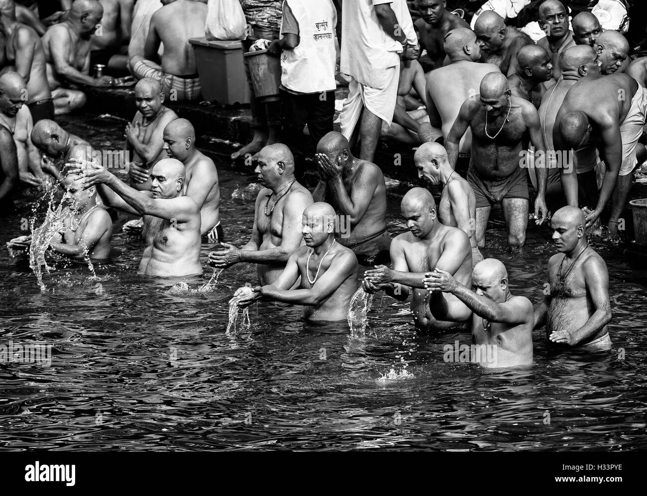 Das Bild der Männer beten nach Vorfahren Banganga Walkeshwar Bombay Mumbai Maharashtra Indien Stockfoto