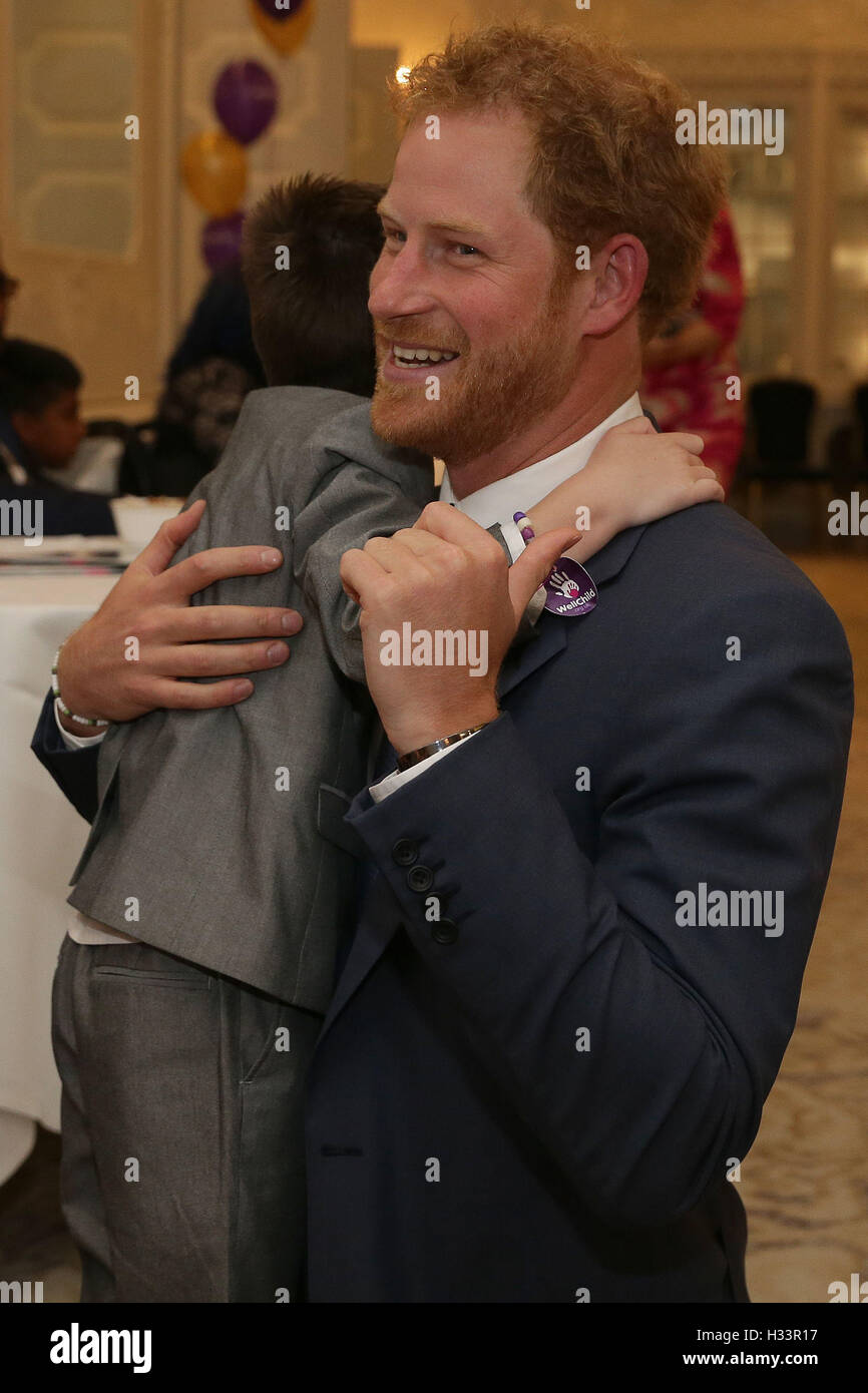 Prinz Harry (rechts) reagiert wie er inspirierende Kind Award Gewinner Ollie Carroll, grüßt, wie er den WellChild Awards in London besucht. Die Awards zeichnen den Mut der schwer kranke Kinder, ihre Familien und Betreuer. Stockfoto