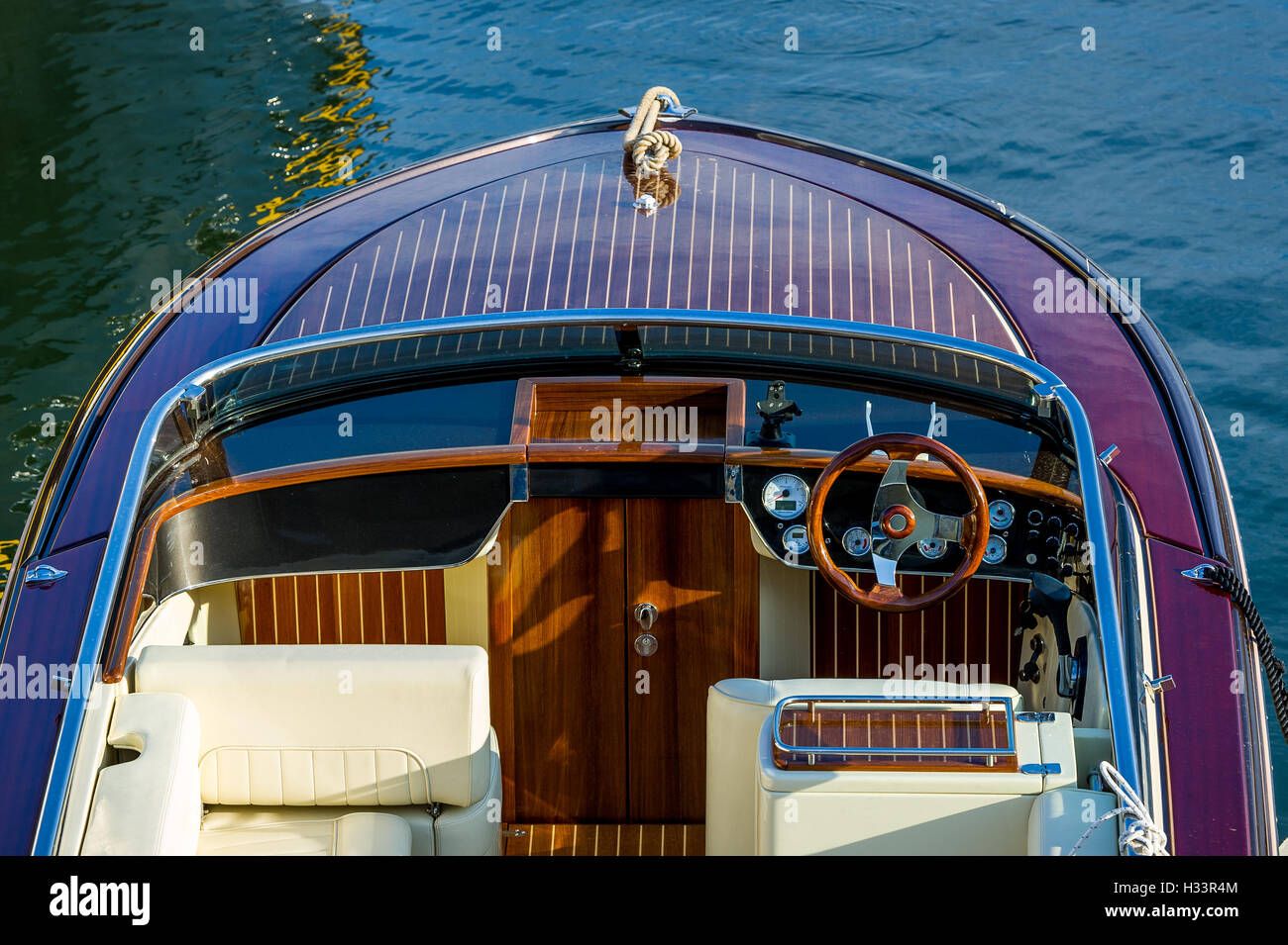 Schließen Sie die Ansicht auf dem Deck des Luxus Retro-Motorboot Stockfoto