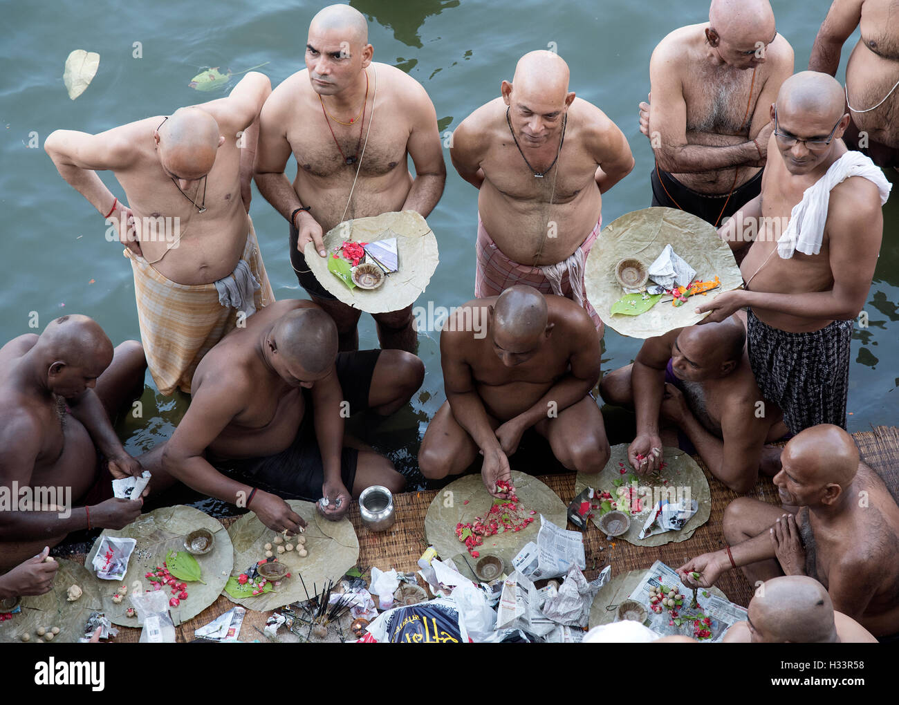 Das Bild der Männer beten nach Vorfahren Banganga Walkeshwar Mumbai Maharashtra Indien Stockfoto