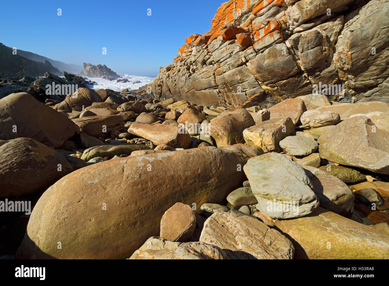 Felsiger Strand mit großen glatten Kieseln, Garden Route National Park, Südafrika Stockfoto