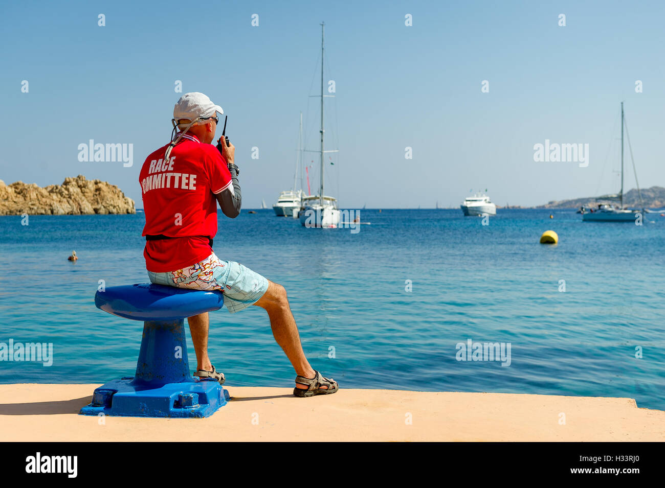 Segeln Rennen Schiedsrichter in die Yachten in der Bucht beobachten Stockfoto