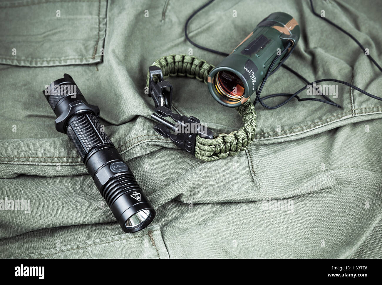 Militärische Paracord Armband, taktische Taschenlampe und Fernglas  Stockfotografie - Alamy