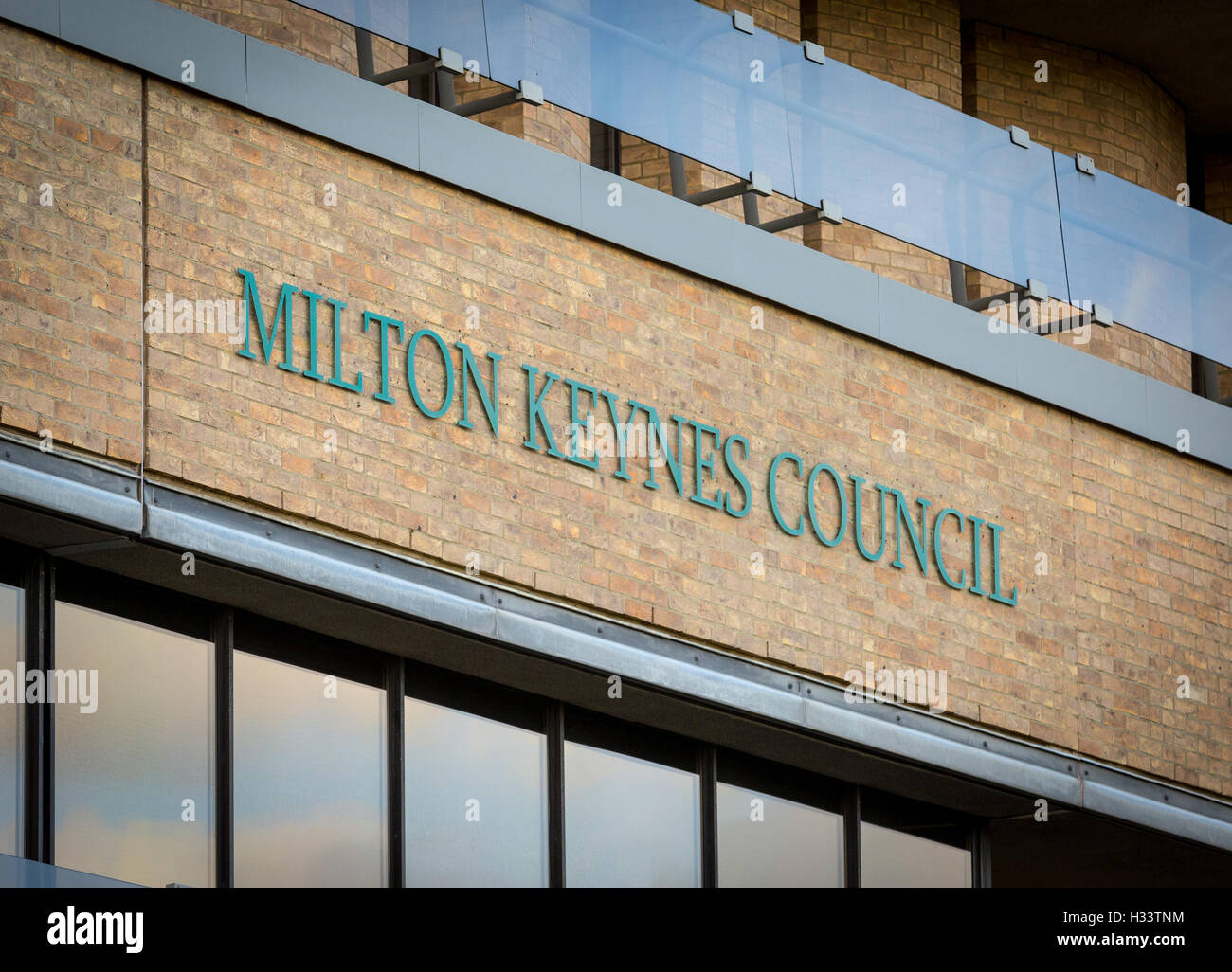 Milton Keynes Council Zeichen auf der Gemeindeverwaltung Stockfoto