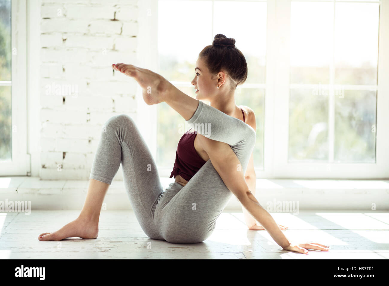 Sicher hart arbeitende Frau Flexibilität entwickeln Stockfoto