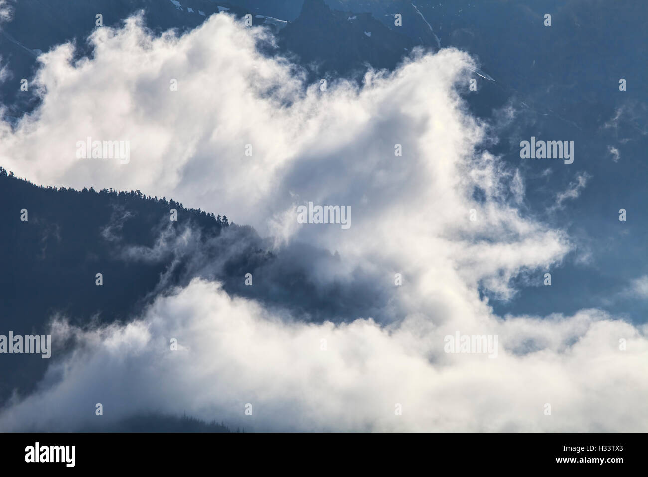 Dramatische Wolken nach einem Sturm im Südosten Alaskas Bergen. Stockfoto