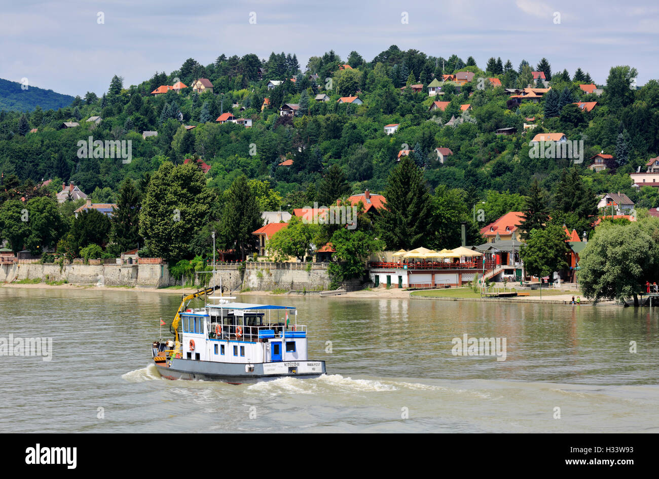 Schiff Auf der Donau in der Naehe von Visegrad, Donauuferautobahn Und Huegelige Landschaft, Wohnhaeuser in Hanglage, Mittelungarn, Ungarn Stockfoto