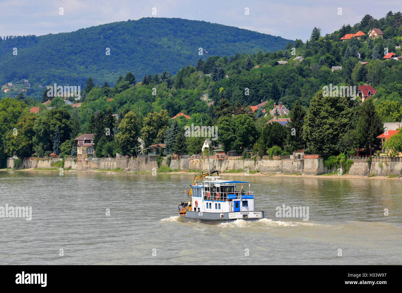 Schiff Auf der Donau in der Naehe von Visegrad, Donauuferautobahn Und Huegelige Landschaft, Wohnhaeuser in Hanglage, Mittelungarn, Ungarn Stockfoto