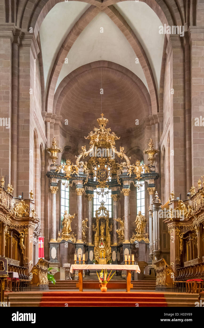 Chor und Altar in St. Peters Dom, Worms, Rheinland Pfalz, Deutschland Stockfoto