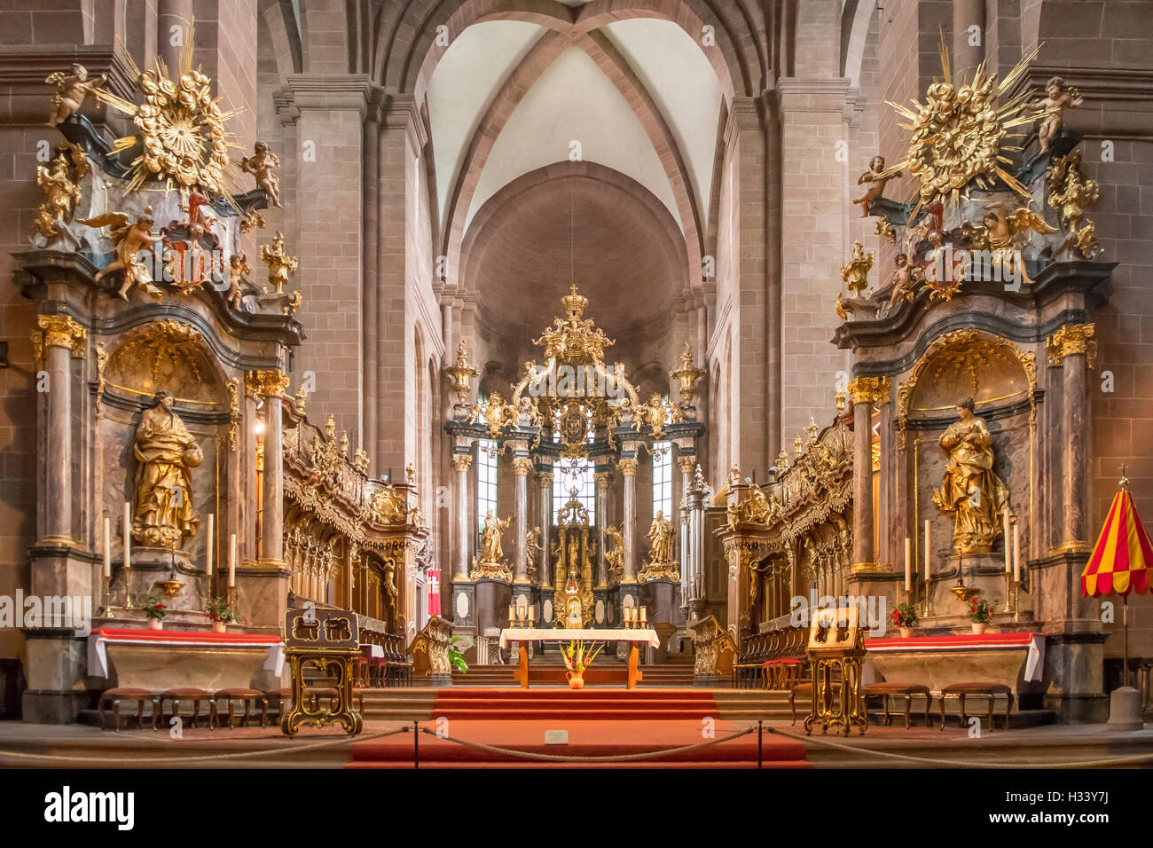 Chor und Altar in St. Peters Dom, Worms, Rheinland Pfalz, Deutschland Stockfoto