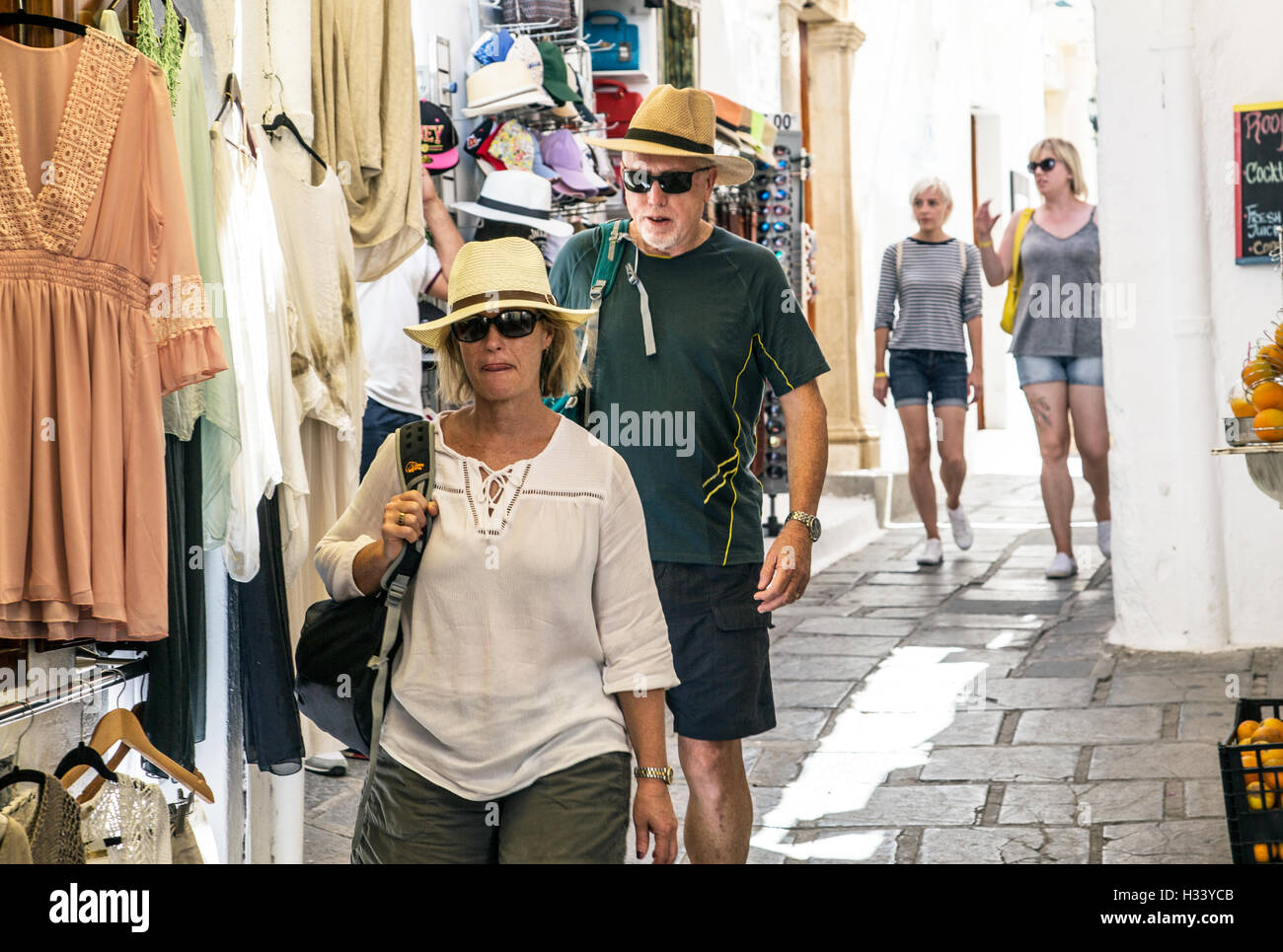 Touristen zu Fuß durch die engen Gassen von Lindos Rhodos Griechenland Stockfoto