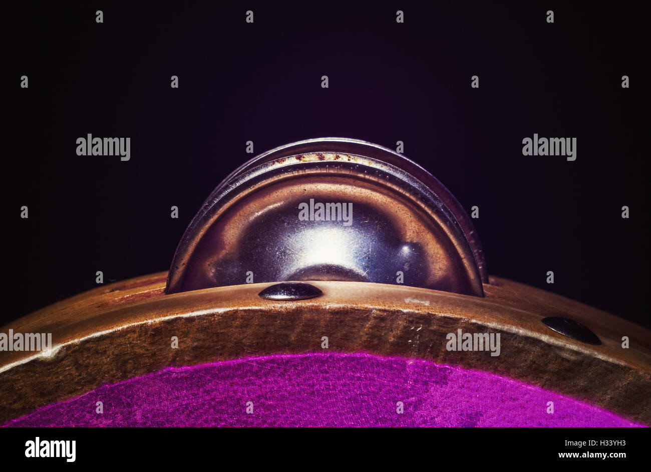 Informationen über ein hölzernes Tamburin, bunte Beleuchtung betonen, Formen und Material. Stockfoto