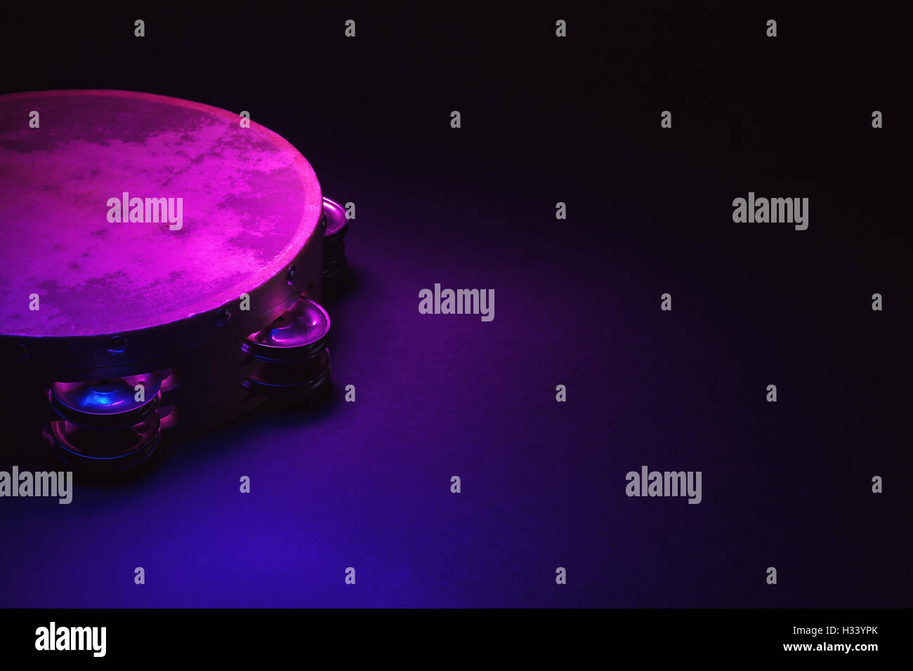 Informationen über ein hölzernes Tamburin, bunte Beleuchtung betonen, Formen und Material. Stockfoto