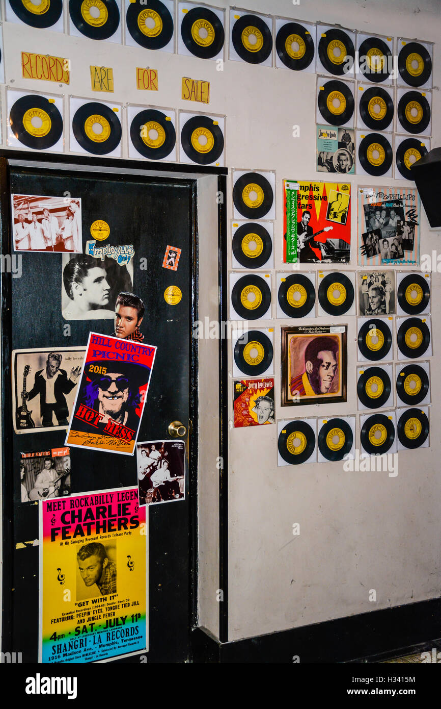 Eine Wand und Tür abgedeckt in 45 u/min Aufzeichnungen mit Flyern und Postern auf dem Display in Sun Record Studios in Memphis TN Stockfoto Eine Wand und Tür abgedeckt in 45 u/min Aufzeichnungen mit Flyern und Postern auf dem Display in Sun Record Studios in Memphis TN Stockfoto