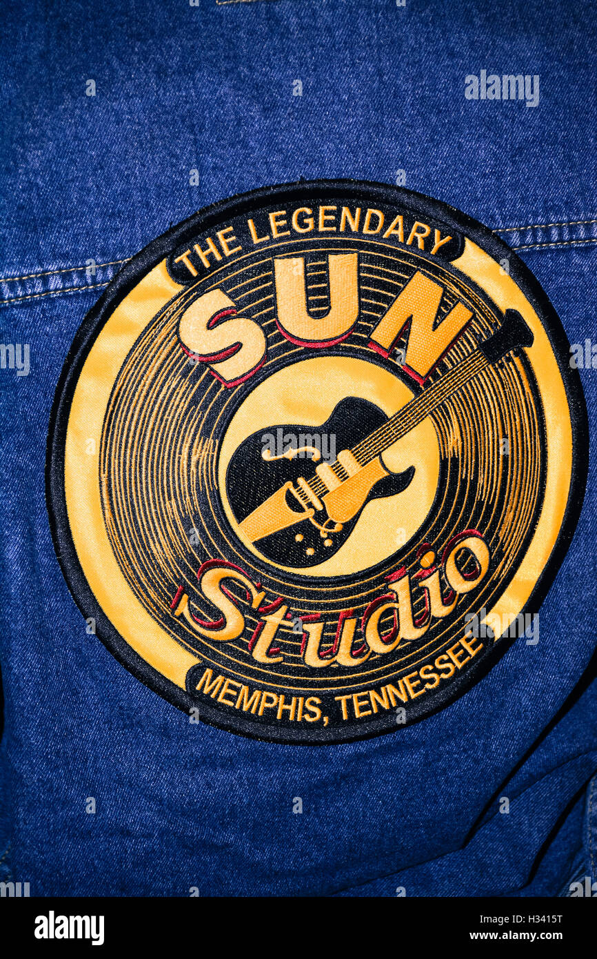 Jeansjacke zurück anzeigen innen zeigt legendären Sun Record Studio legendären Label Sun Studio mit Gitarre-Logo in Memphis TN Stockfoto