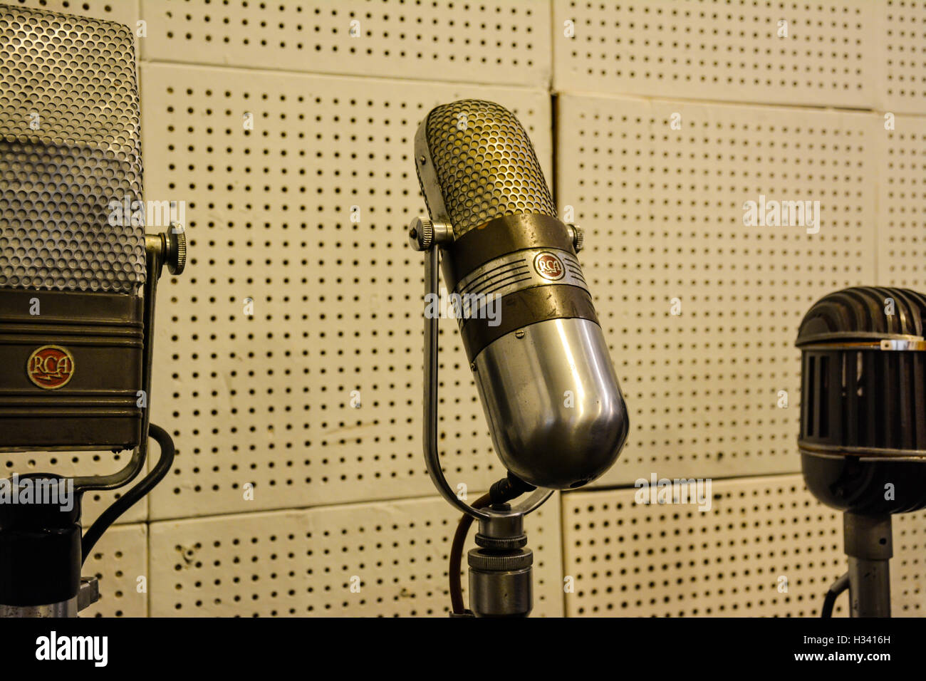 Jahrgang, Original Mikrofone verwendet durch Elvis Presley & Johnny Cash & andere im Aufnahmeraum von Sun Studios in Memphis, TN Stockfoto Jahrgang, Original Mikrofone verwendet durch Elvis Presley & Johnny Cash & andere im Aufnahmeraum von Sun Studios in Memphis, TN Stockfoto