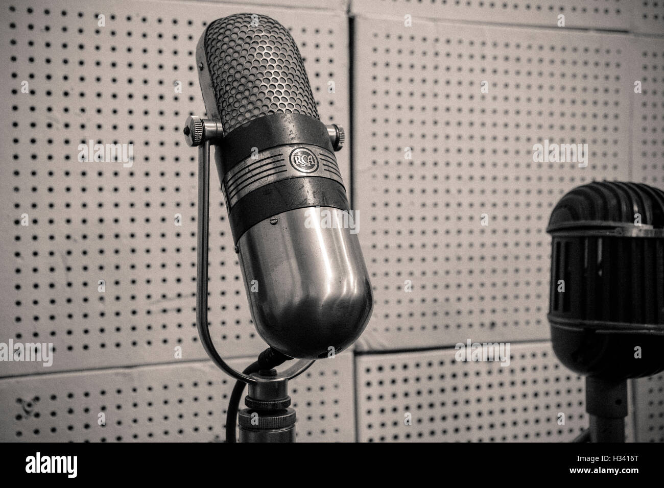 Jahrgang, Original Mikrofone verwendet durch Elvis Presley & Johnny Cash & andere im Aufnahmeraum von Sun Studios in Memphis, TN Stockfoto Jahrgang, Original Mikrofone verwendet durch Elvis Presley & Johnny Cash & andere im Aufnahmeraum von Sun Studios in Memphis, TN Stockfoto