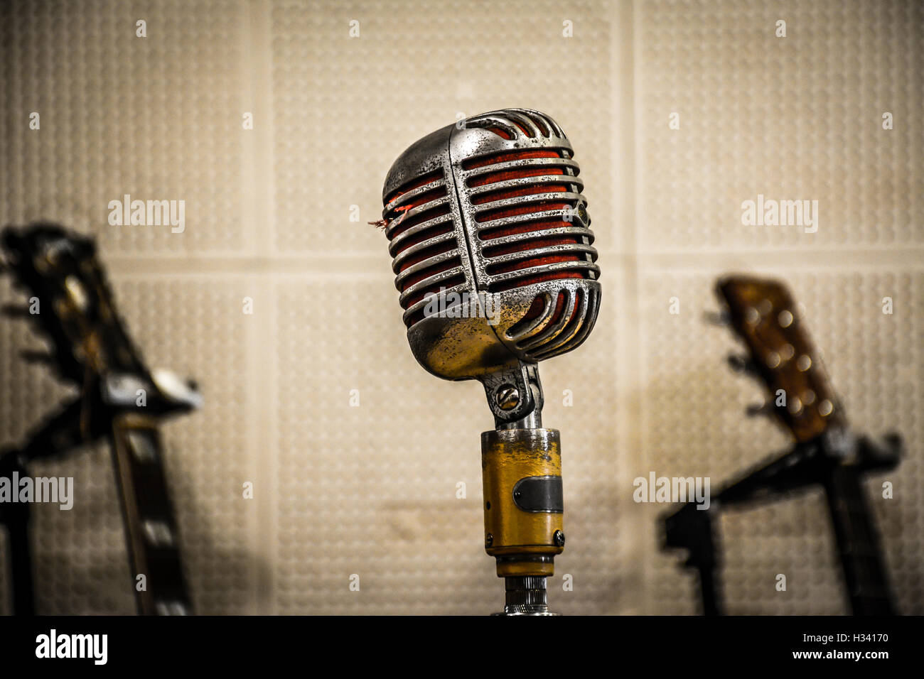 Vintage, Original-Mikrofon, das von Elvis Presley & Johnny Cash & anderen im legendären Sun Studios Recording Room in Memphis, TN, USA, verwendet wird Stockfoto Vintage, Original-Mikrofon, das von Elvis Presley & Johnny Cash & anderen im legendären Sun Studios Recording Room in Memphis, TN, USA, verwendet wird Stockfoto