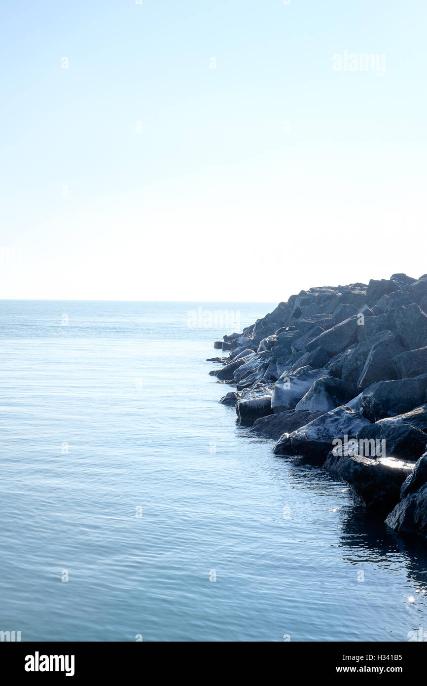 Ein kontemplativer und minimaler Blick auf die Küste des Lake Michigan bei Chicago, der Themen wie Einsamkeit, Reflexion und die Weite der Existenz weckt. Stockfoto