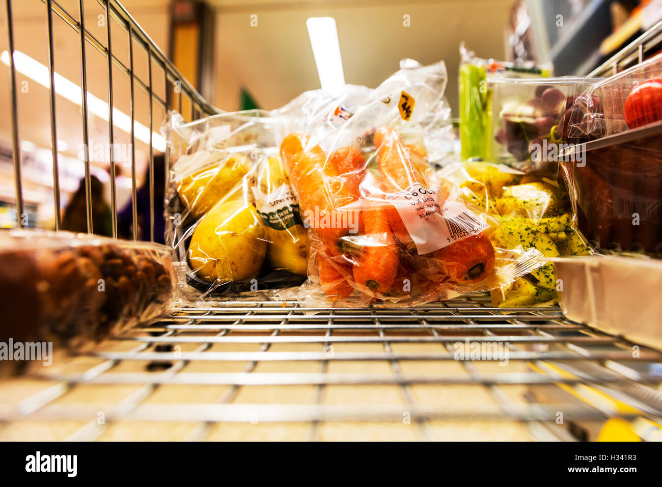 Supermarkt einkaufen im Wagen Lebensmittel im Warenkorb herumkommandiert Shop Shop Supermärkte Lebensmittel essen Karotten Kartoffeln Stockfoto