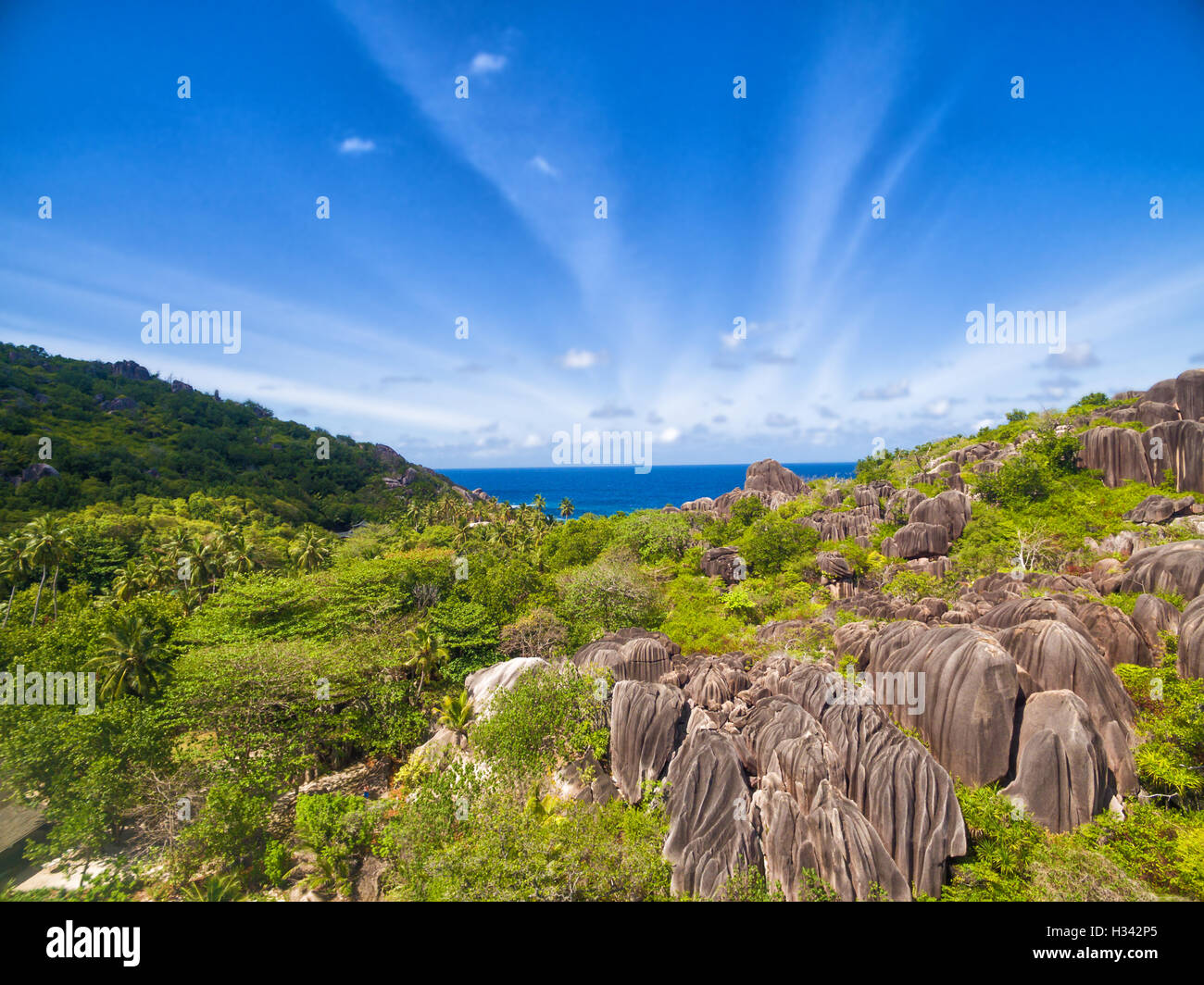 Wunderschönen tropischen Insel der Seychellen mit typischen Granitfelsen Stockfoto