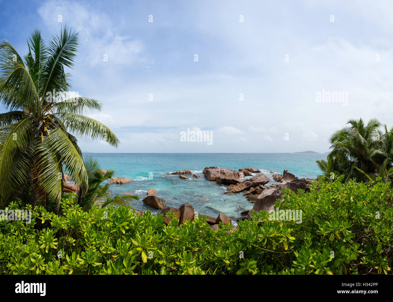 Schönen Seychellen tropischen Strand mit Palmen und Granitfelsen, La Digue island Stockfoto