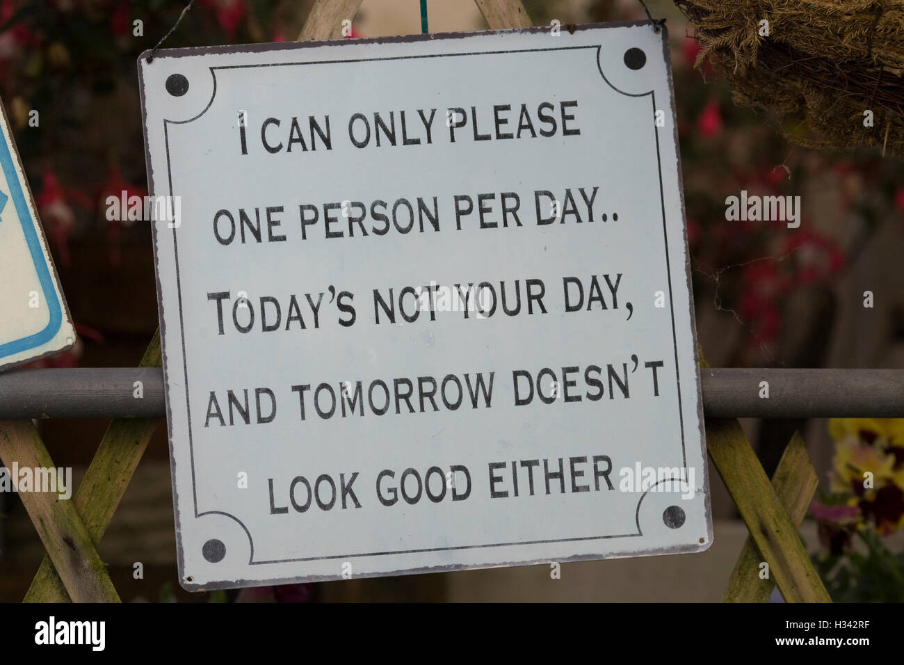 Informationen zu unterzeichnen, "Ich kann nur eine Person pro Tag, bitte, heute ist nicht Ihr Tag und morgen nicht gut aussehen, entweder" Stockfoto