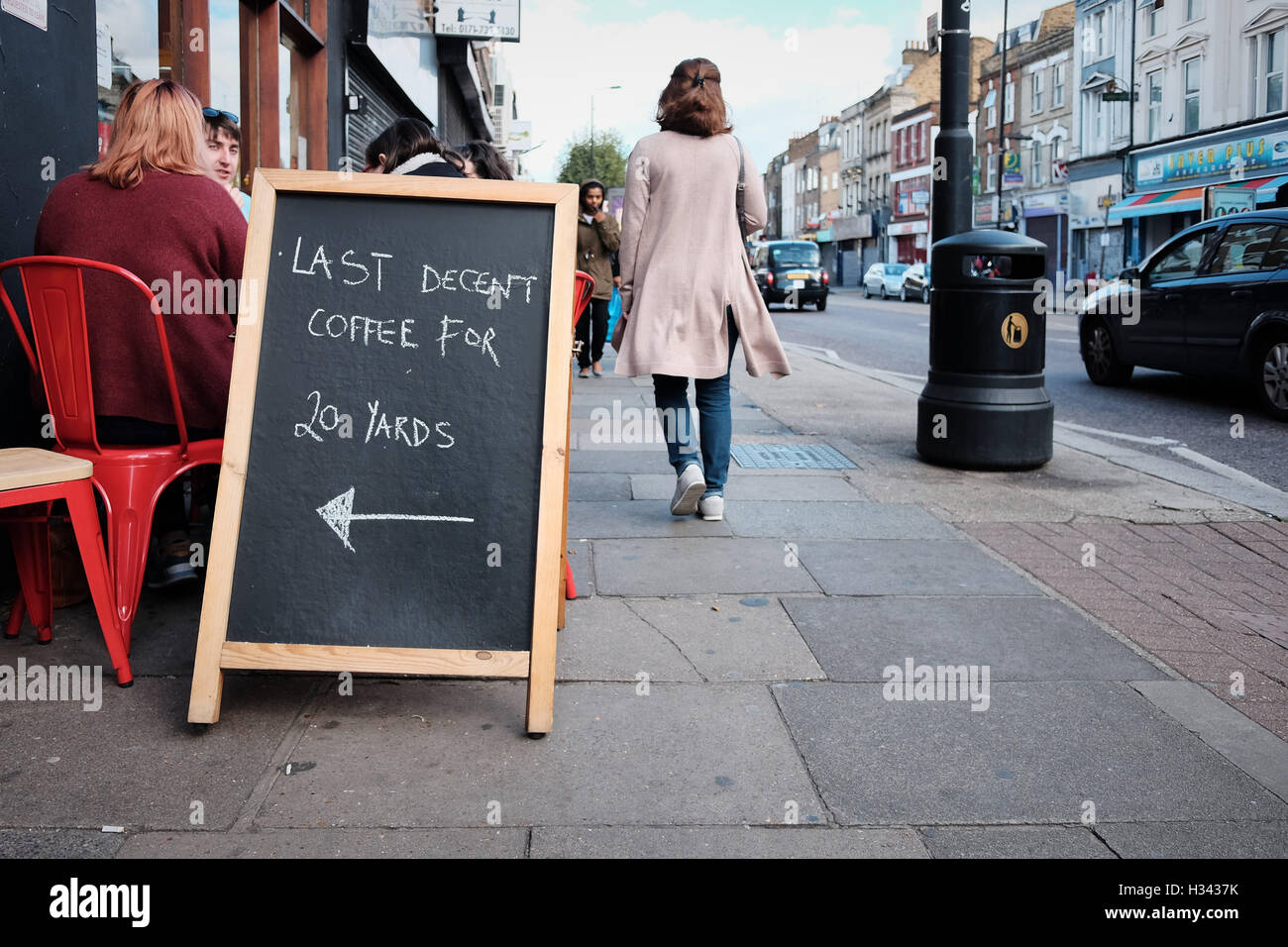 Letzten anständigen Kaffee für 20 Yards Schild an einem Straßenpflaster in London. Stockfoto