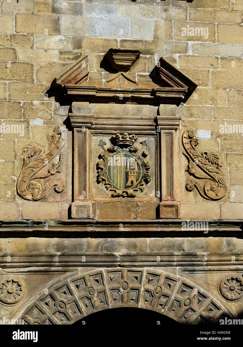 Altes Wappen der Stadt an der Fassade des Rathauses in Sos del Rey Católico, fünf Villen, Zaragoza, Aragón, Spanien, Europa. Stockfoto