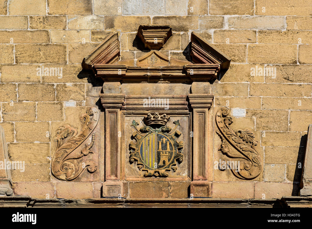 Altes Wappen der Stadt an der Fassade des Rathauses in Sos del Rey Católico, fünf Villen, Zaragoza, Aragón, Spanien, Europa. Stockfoto