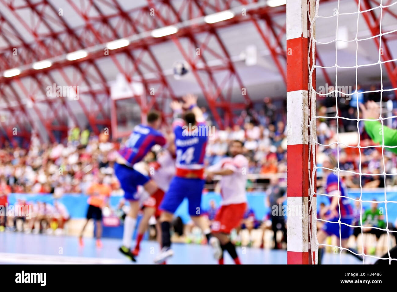 Handball-Spiel-Szene mit Torpfosten und Spieler im Hintergrund Stockfoto