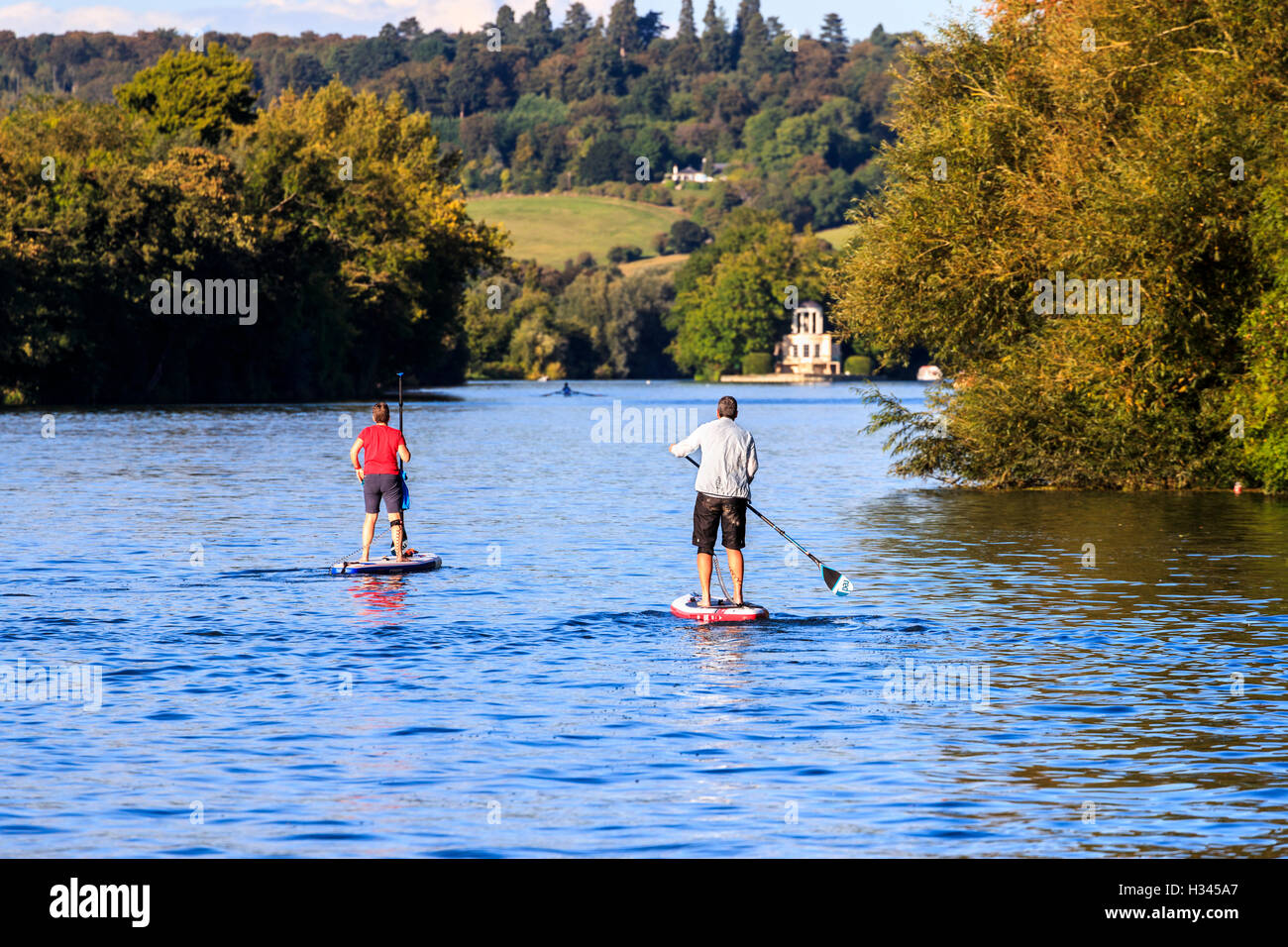 Zwei Menschen stehen auf Paddel-auf der Themse in der Nähe von Temple Island und Henley-on-Thames, Oxfordshire, Vereinigtes Königreich Stockfoto