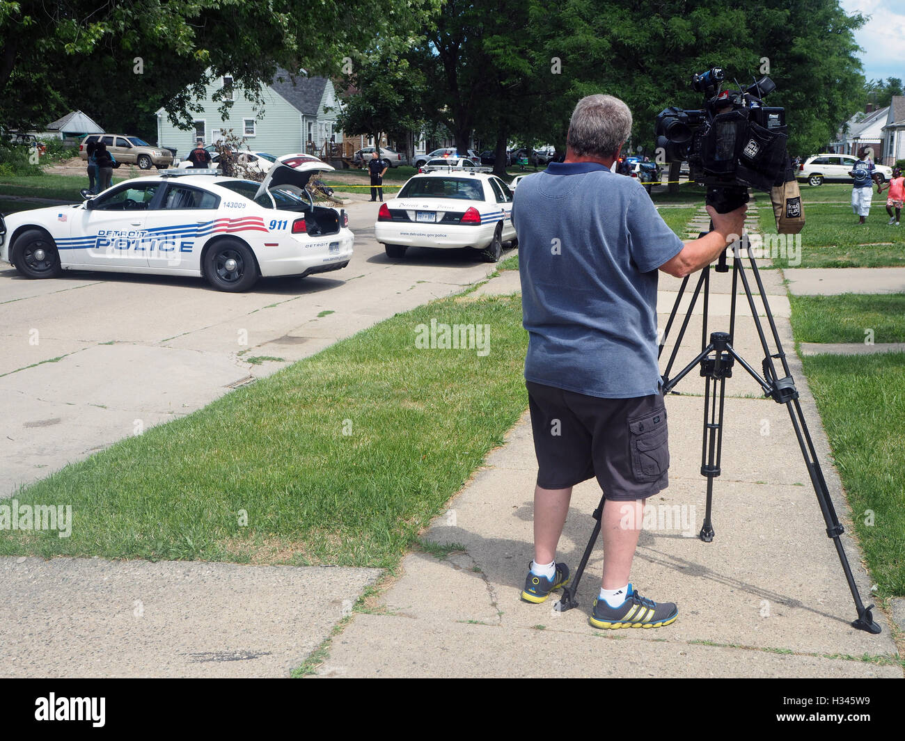 TV News Kameramann am Tatort ein Mord in Detroit, Michigan, USA Stockfoto