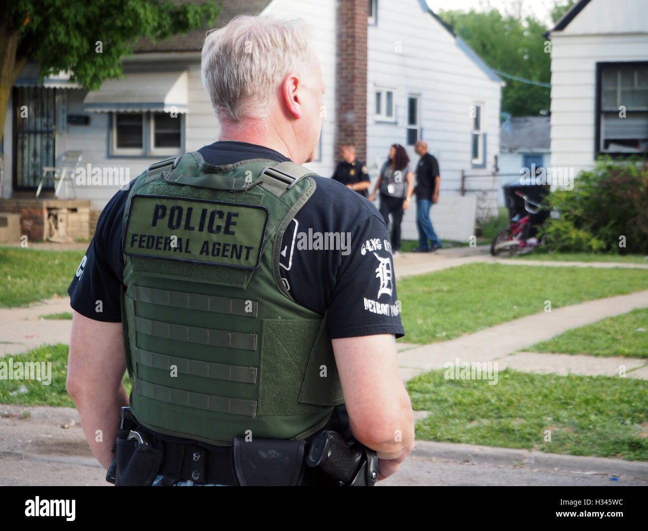 Federal Agent Polizisten bei einer Hausdurchsuchung in Detroit, Michigan, USA Stockfoto
