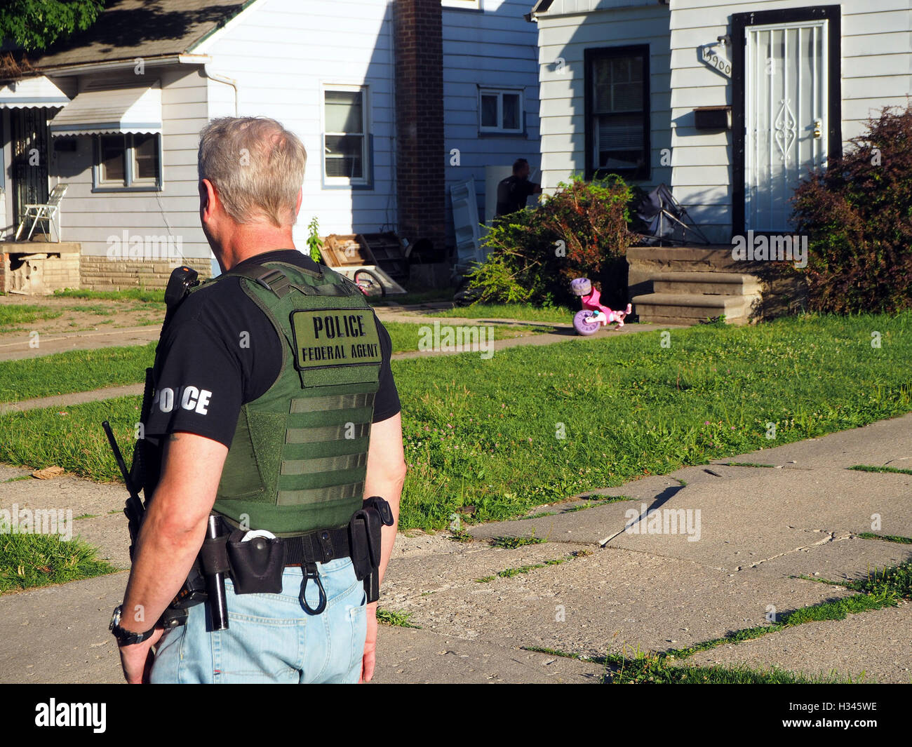Federal Agent am Tatort eines Haus-RAID, Detroit, Michigan, USA Stockfoto