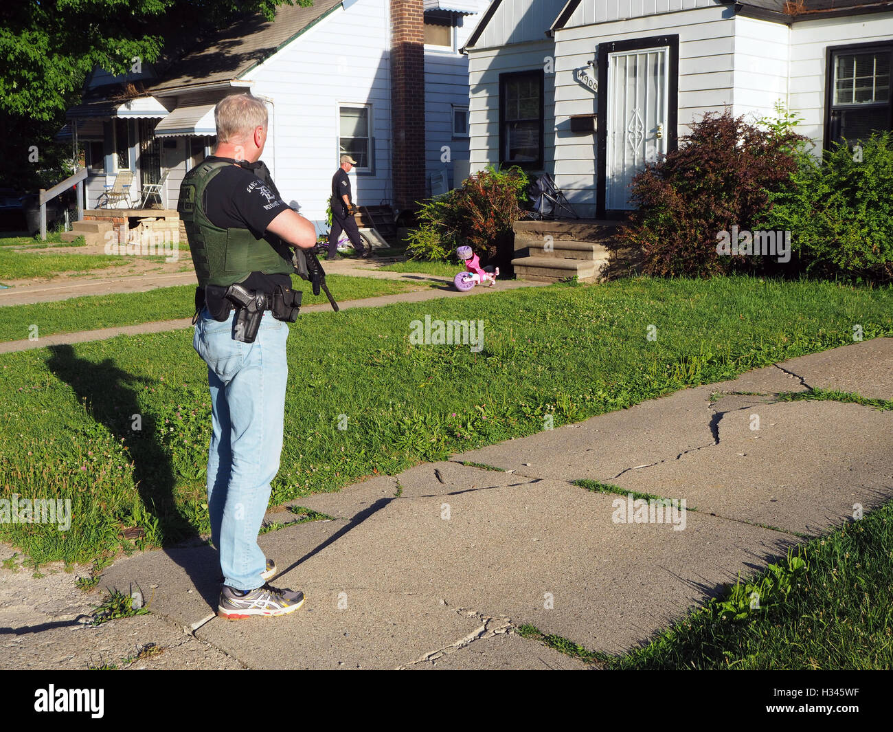 Federal Agent am Tatort eines Haus-RAID, Detroit, Michigan, USA Stockfoto