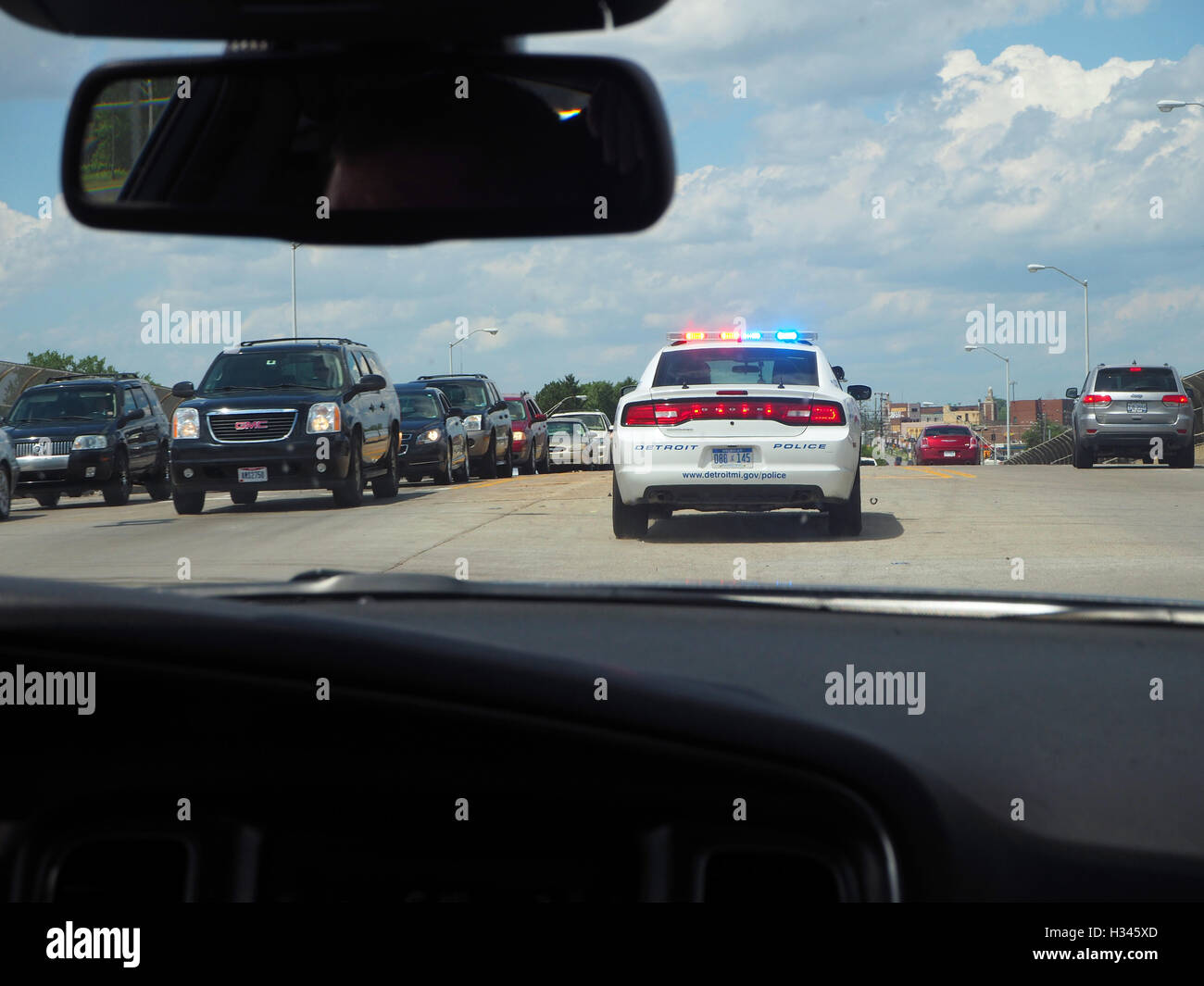 Detroit Polizeiautos hetzen durch den Verkehr in Detroit, Michigan, USA Stockfoto