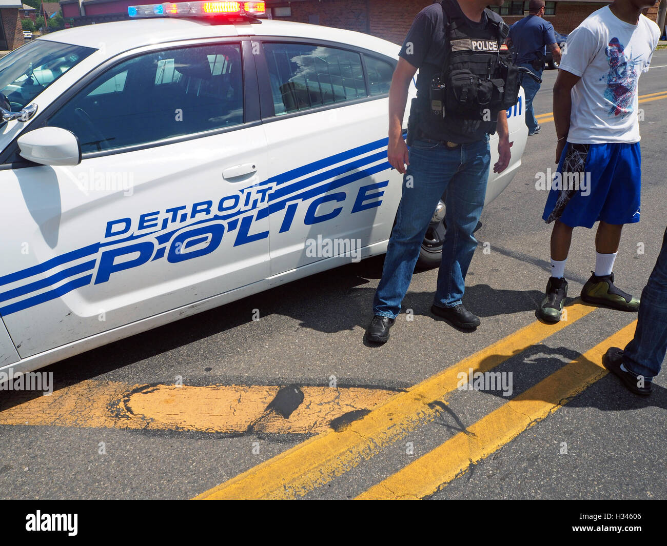 Gefesselten Mann in Frage gestellt durch die Polizei in Detroit, Michigan, USA Stockfoto