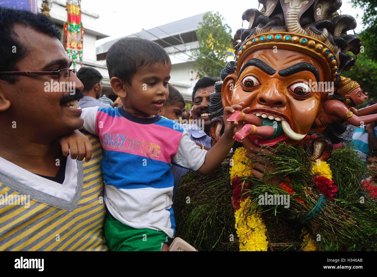 Traditionelle Kummatti Tänzer tragen Masken verschiedener ods Dummatti Mahotsavam, feiern Onam Festival, Thrissur, Kerala, Stockfoto