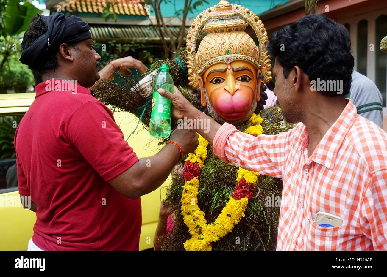 Traditionelle Kummatti Tänzer tragen hölzerne Masken verschiedene Gott Kummatti Mahotsavam feiern Onam Festival Thrissur Kerala Stockfoto