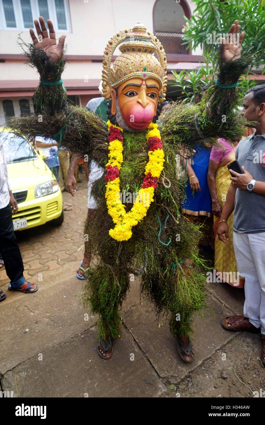 Traditionelle Kummatti Tänzer tragen Holzmasken verschiedene Götter Kummatti Mahotsavam feiern Onam Festival Thrissur Kerala Stockfoto