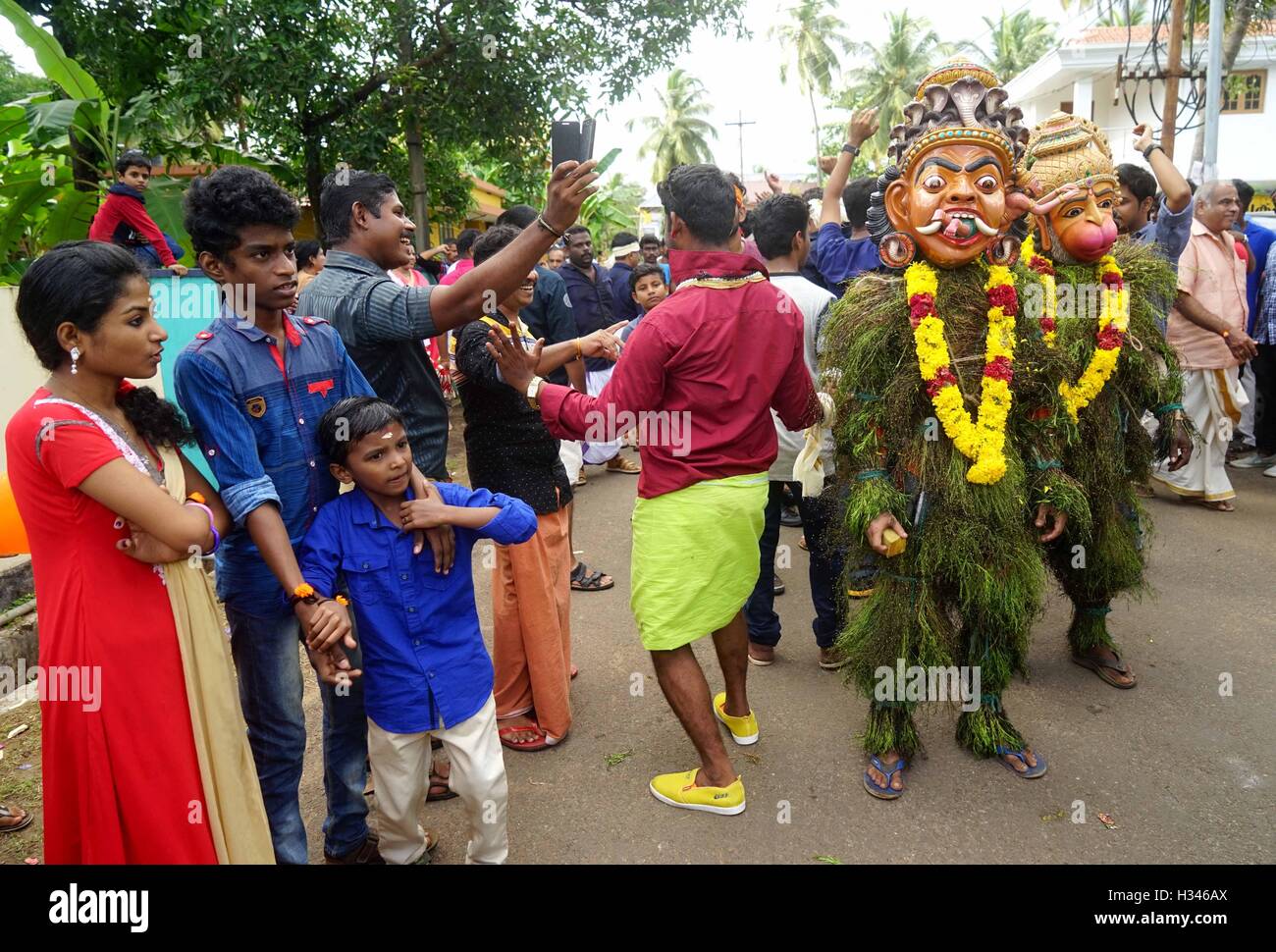 Traditionelle Kummatti Tänzer tragen Holzmasken verschiedene Götter Kummatti Mahotsavam feiern Onam Festival Thrissur Kerala Stockfoto