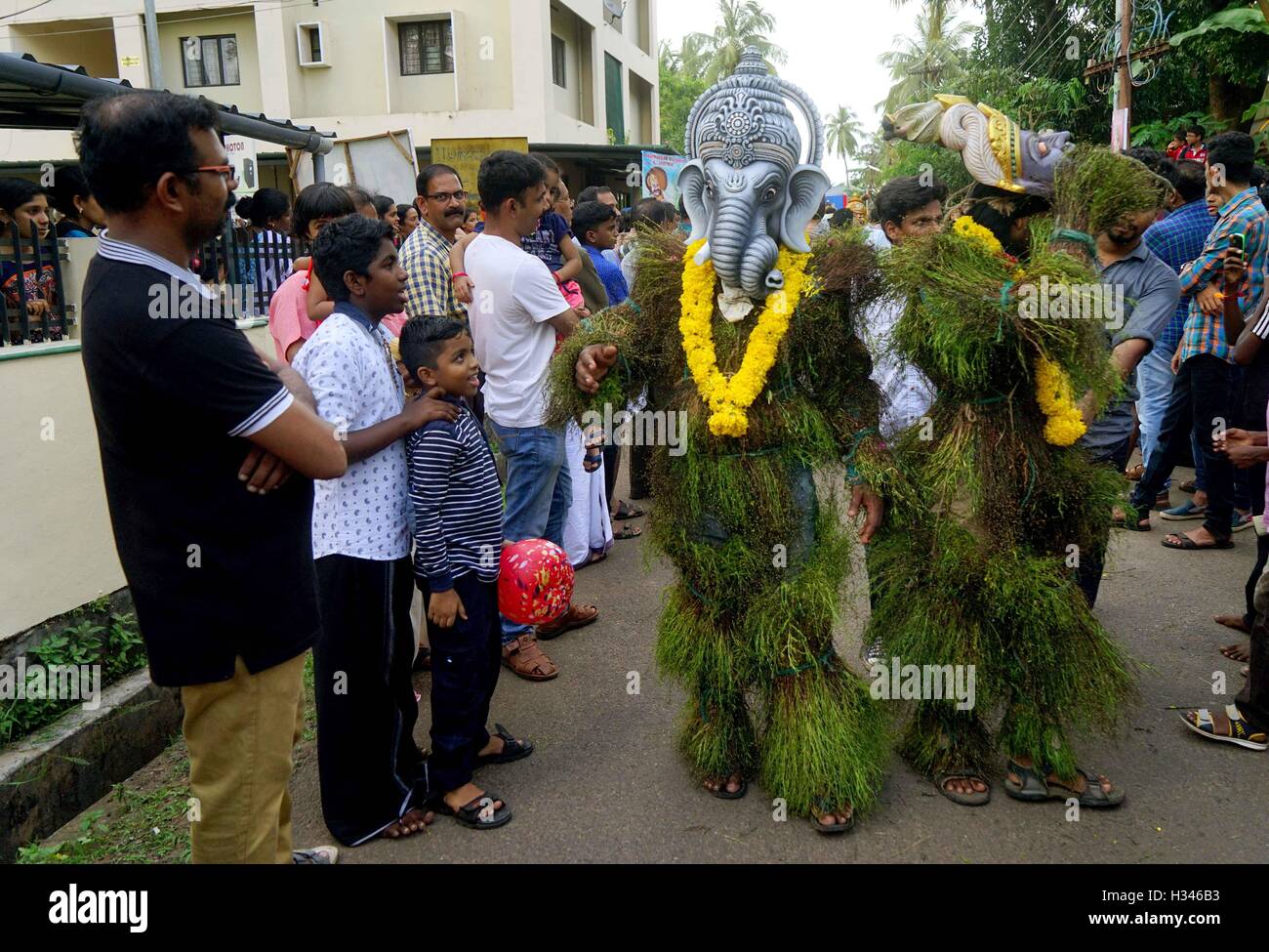 Traditionellen Kummatti Tänzer tragen bunte Holzmasken Götter Kummatti Mahotsavam feiern Onam Festival Thrissur Kerala Stockfoto