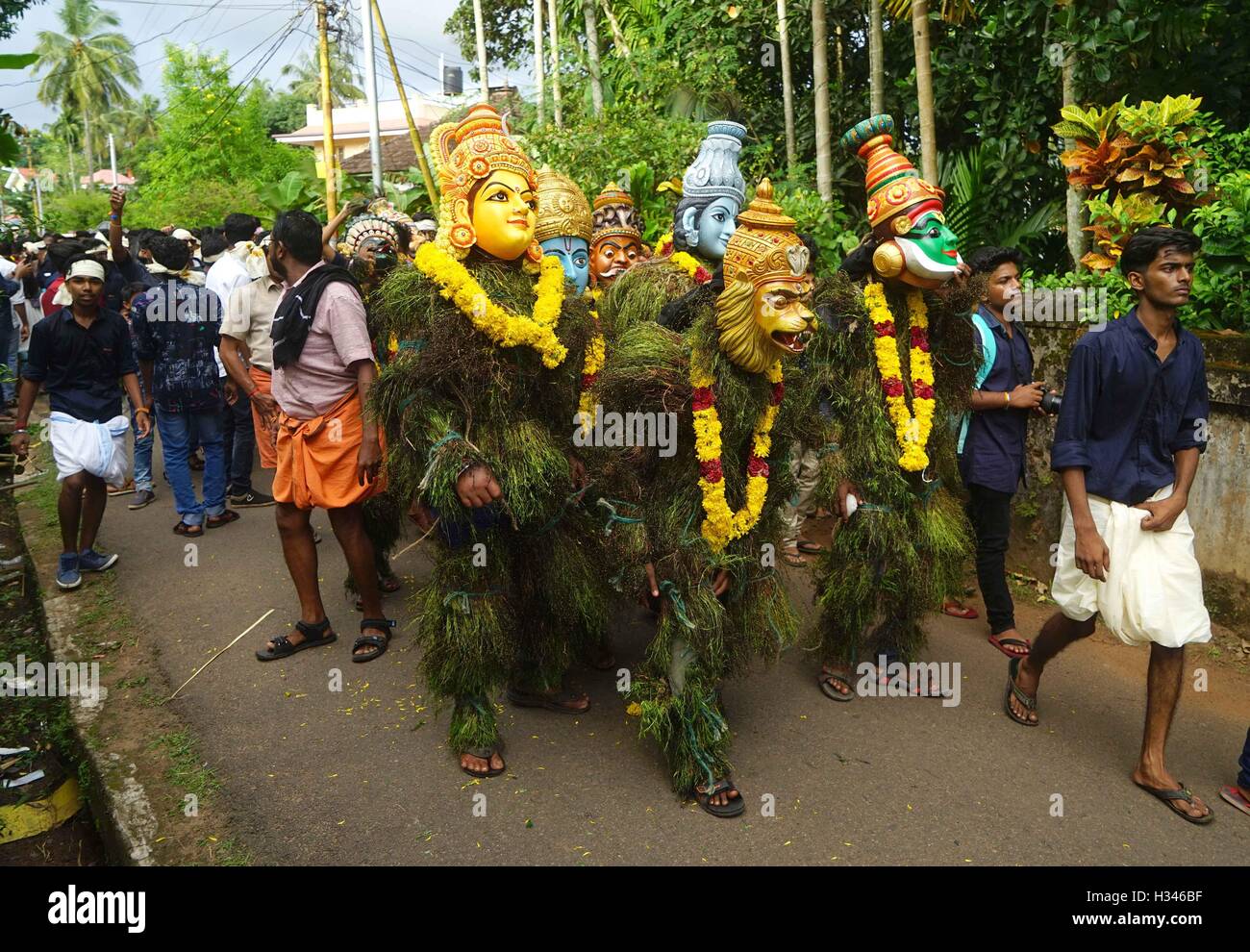 Traditionelle Kummatti Tänzer tragen bunte Holzmasken verschiedenen indischen Götter Kummatti Mahotsavam Onam Festival Thrissur Kerala Stockfoto