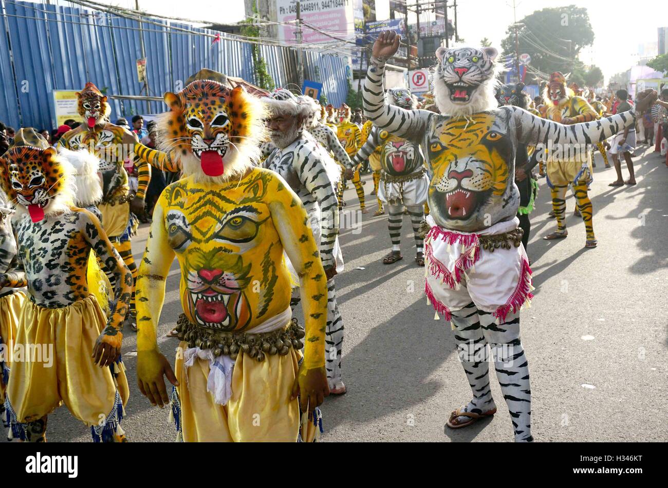 Ausgebildete Tänzer mit ihren sorgfältig bemalten Körpern unter dem Deckmantel der Tiger berühmte Pulikali Straßen Thrissur, Kerala Stockfoto