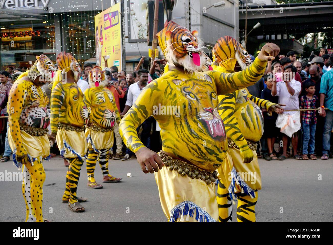 Ausgebildete Tänzer mit ihren sorgfältig lackierten Karosserien Deckmantel der Tiger die berühmten Pulikali Straßen Thrissur Kerala Stockfoto