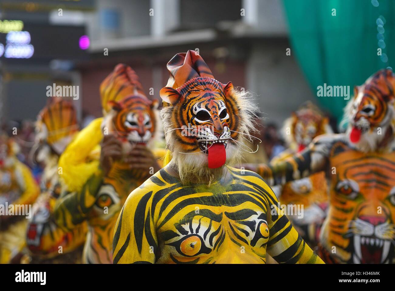 Ausgebildete Tänzer mit ihren sorgfältig lackierten Karosserien Deckmantel der Tiger die berühmten Pulikali Straßen Thrissur, Kerala Stockfoto